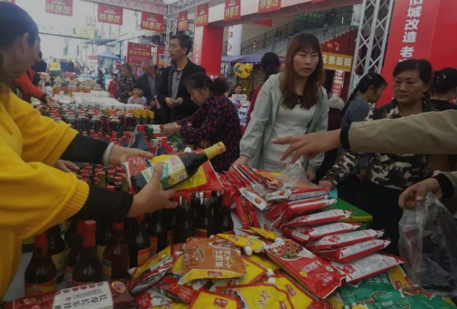 消費(fèi)者11.11到西南商貿(mào)城購物